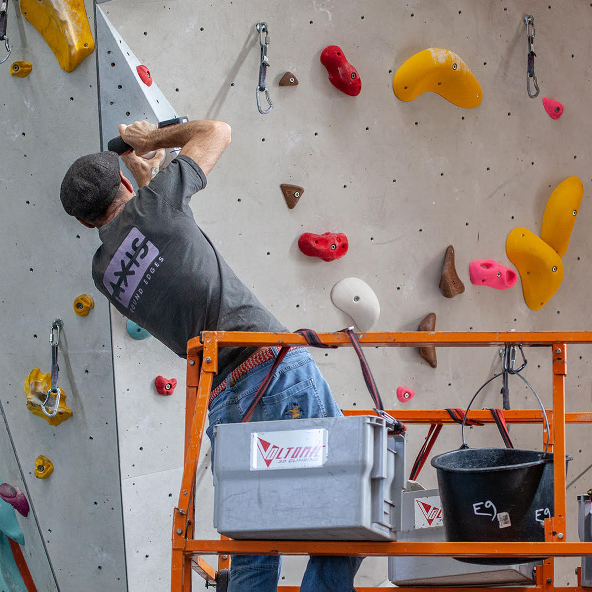 Kletterhalle mit Klettergriffen bestücken