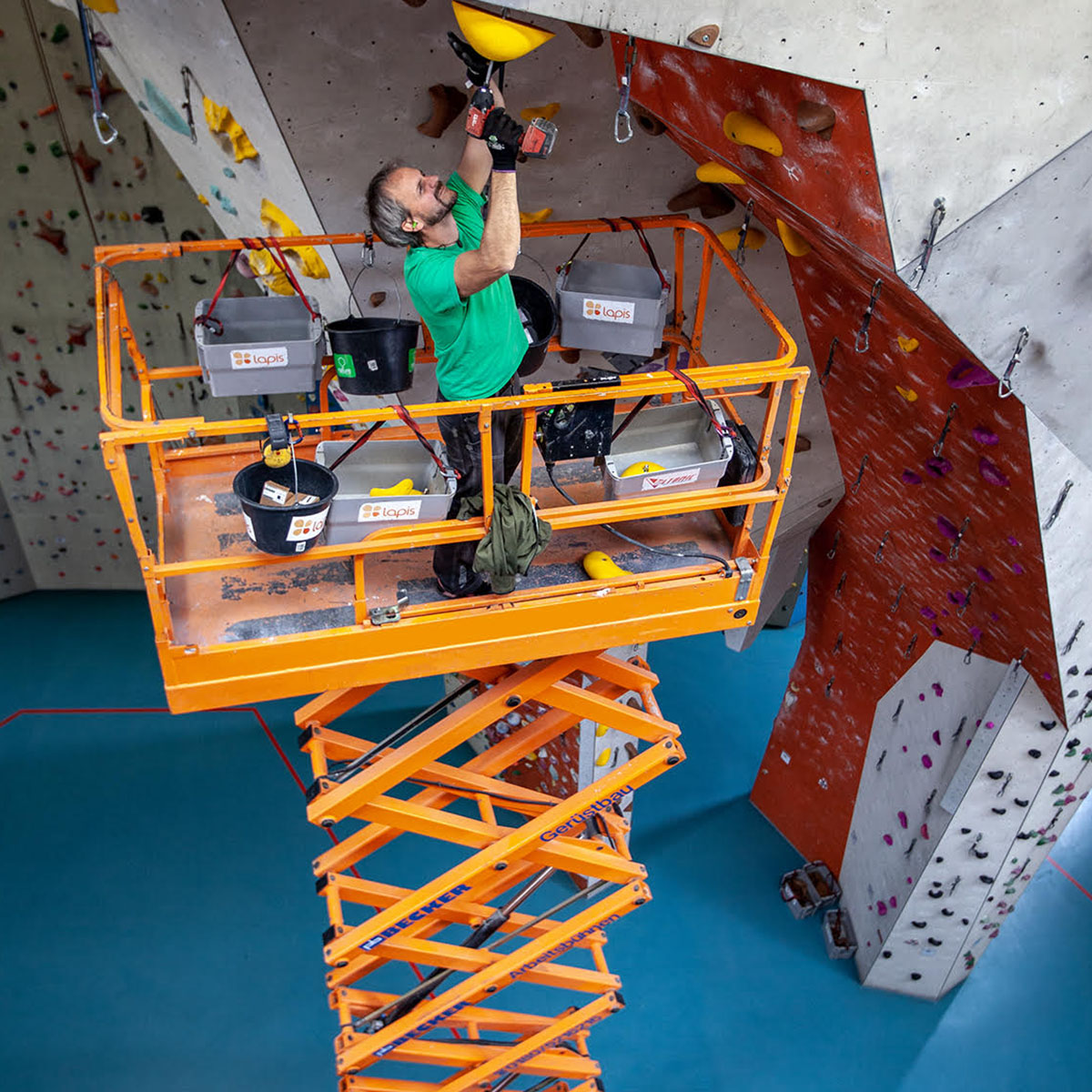 Kletterhalle mit Klettergriffen bestücken