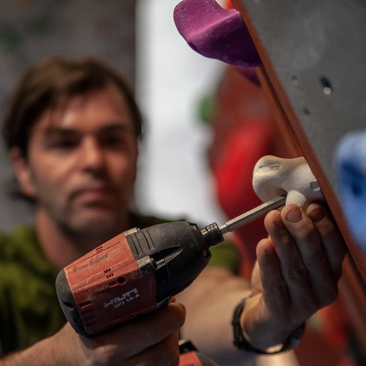 Kletterhalle mit Klettergriffen bestücken