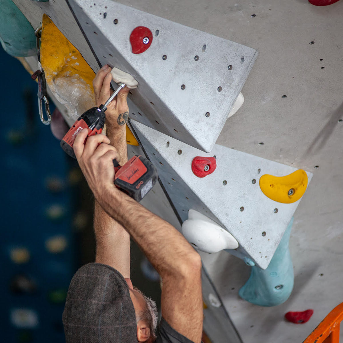 Kletterhalle mit Klettergriffen bestücken